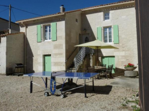 Maison de charme en pierres, avec terrasse, jardin, vélos, poêle à bois et borne de recharge électrique - FR-1-653-79